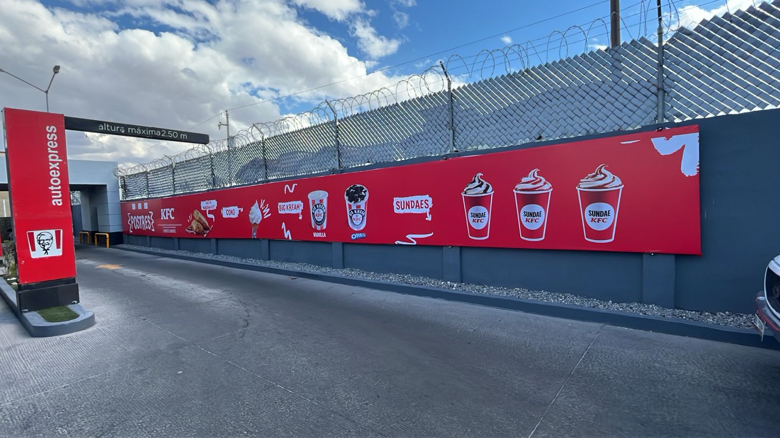 Bastidor con lona de gran formato instalado para KFC