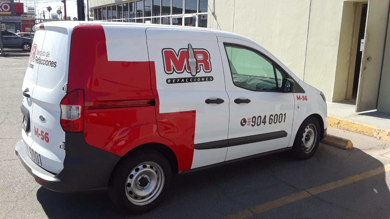 Rotulacion vehicular de MR Refacciones realizada por OLB