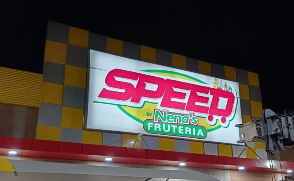 Charola luminosa y marquesina instalada por OLB para Speed by Fruteria Nena's