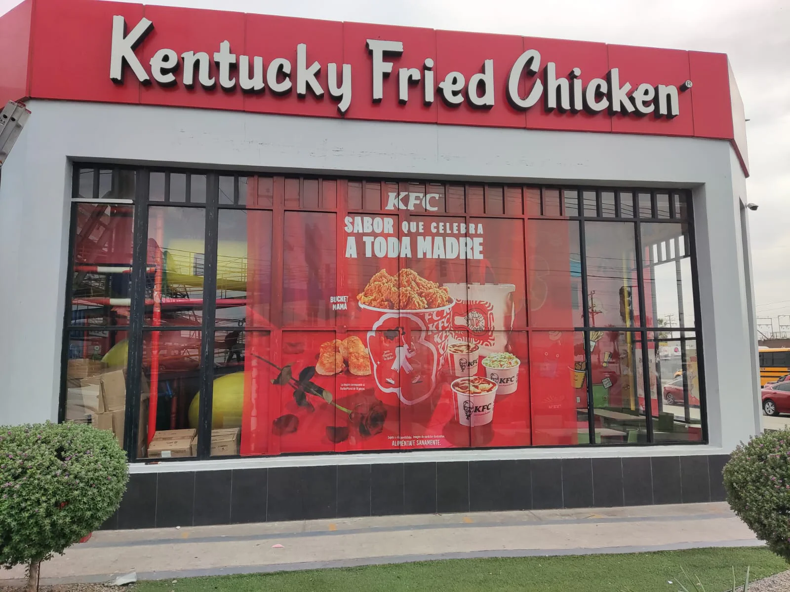 Rotulaci&oacute;n exterior instalada por OLB en sucursal KFC