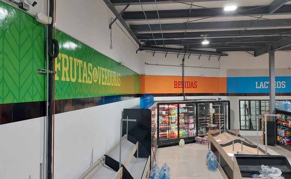 Gr&aacute;ficos de vinil impreso instalados en el interior de una tienda por OLB