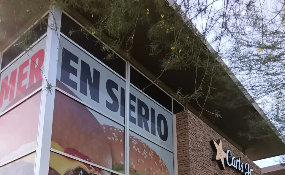 Vinil microperforado instalado en ventanas de Carl's Jr.