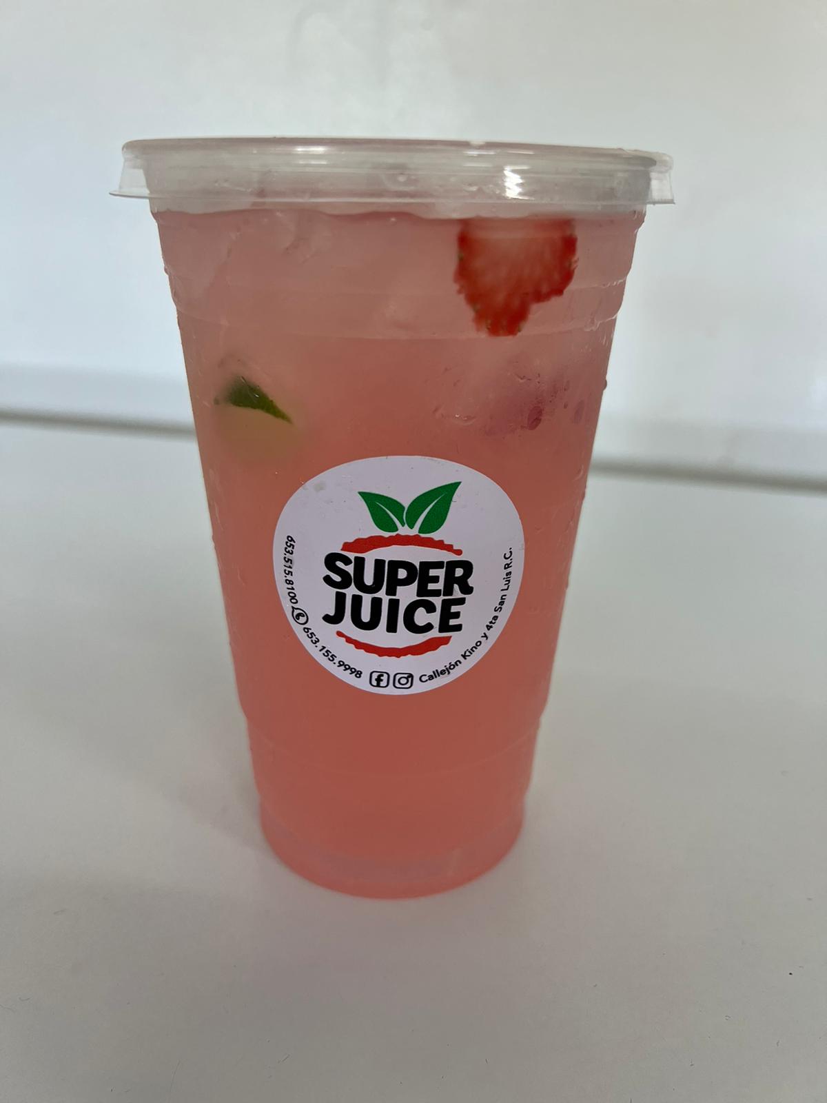 Sticker personalizado aplicado a un vaso de Super Juice